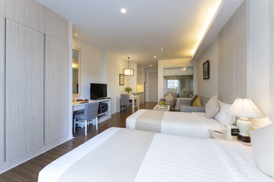 Deluxe Studio | Minibar, in-room safe, desk, laptop workspace