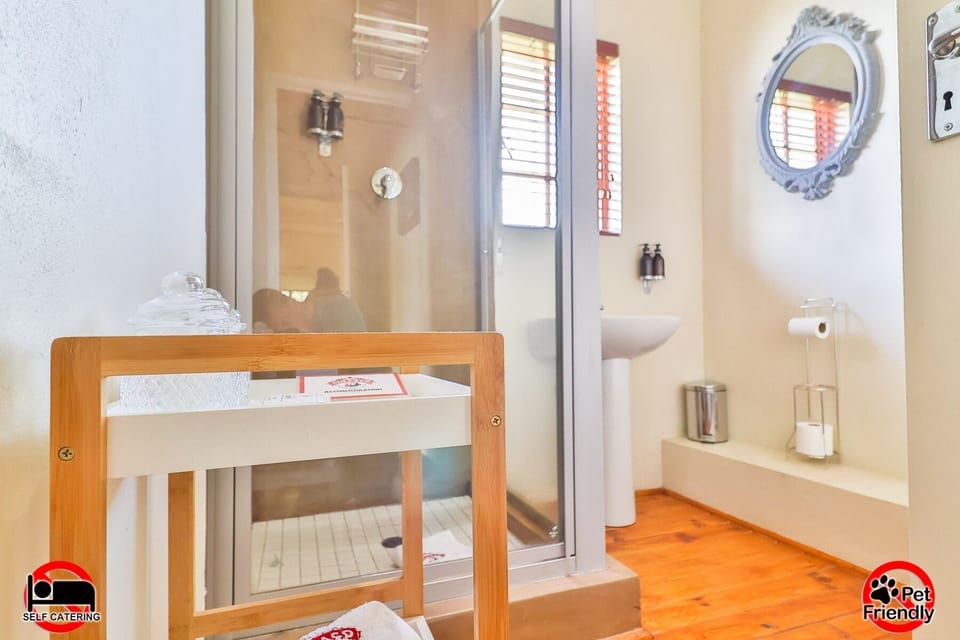 Deluxe Double Room | Bathroom | Shower, rainfall showerhead, hair dryer, towels
