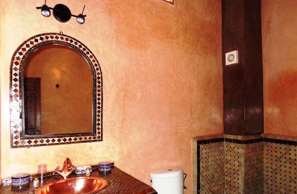Deluxe Double Room, Ensuite | Bathroom | Shower, rainfall showerhead, free toiletries, slippers