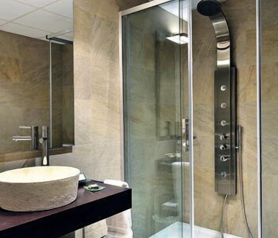 Combined shower/tub, hair dryer, towels
