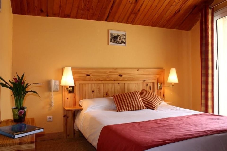 Desk, free cribs/infant beds, rollaway beds, free WiFi