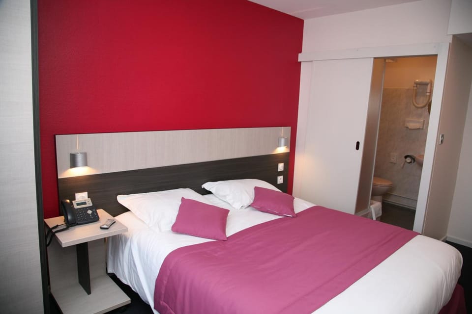 Desk, soundproofing, free WiFi, wheelchair access