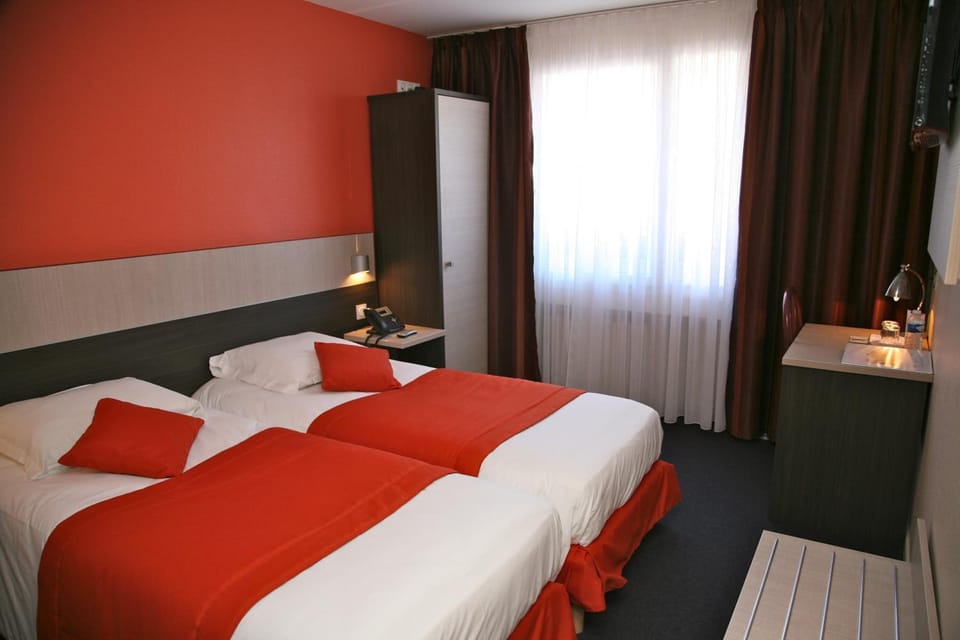 Desk, soundproofing, free WiFi, wheelchair access