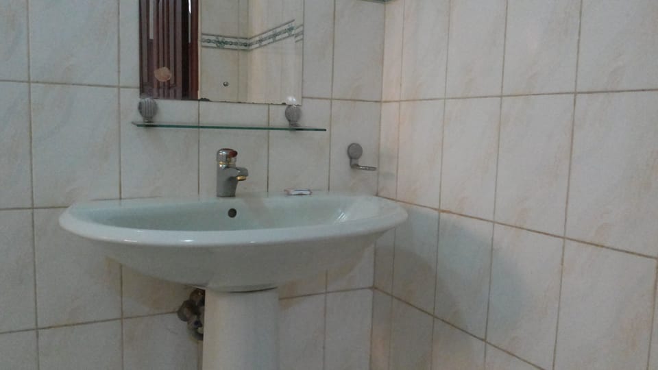 Deluxe Double Room | Bathroom sink