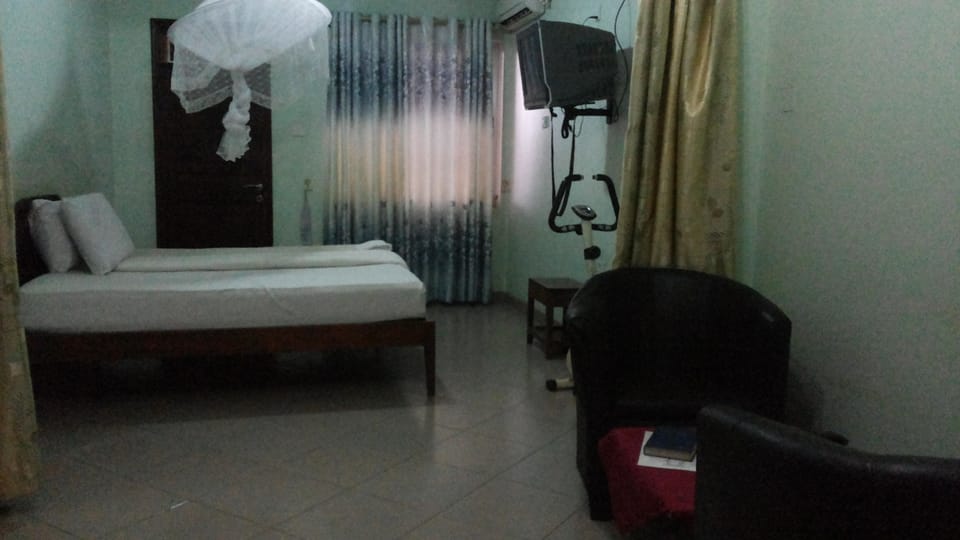 Business Suite | Desk, soundproofing, free WiFi, bed sheets