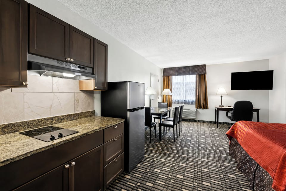 Standard Room, 1 King Bed, Non Smoking, Kitchenette | Private kitchen
