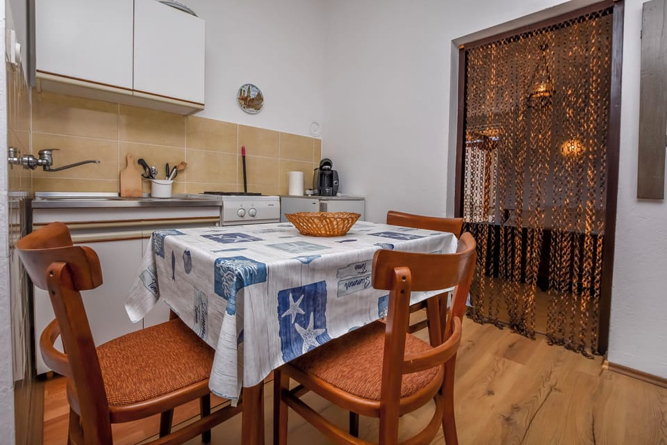 Apartment (A2) | Private kitchen | Fridge, oven, stovetop, cookware/dishes/utensils