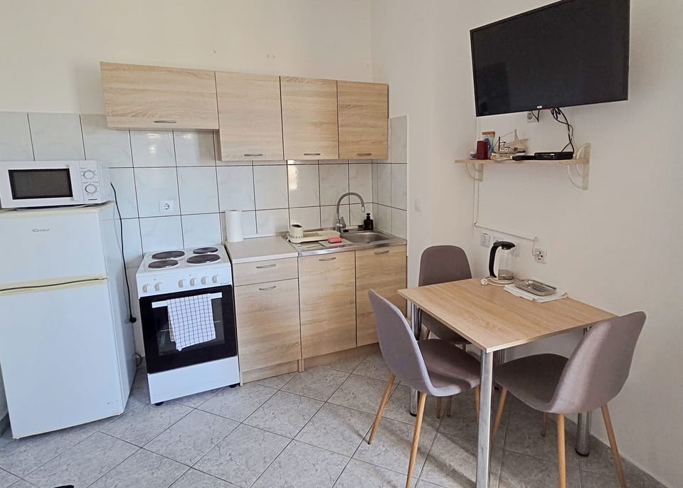 Apartment (A1) | Private kitchen | Fridge, oven, stovetop, cookware/dishes/utensils