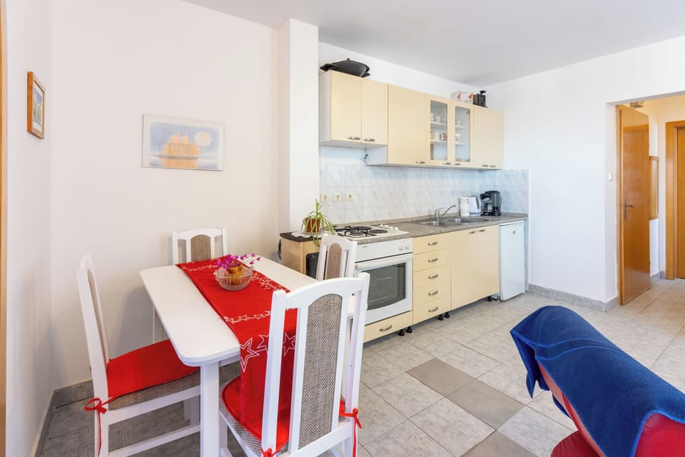Apartment (A1) | Private kitchen | Fridge, oven, espresso maker, cookware/dishes/utensils