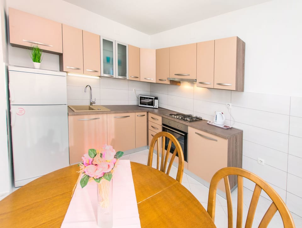 Private kitchen | Fridge, microwave, oven, stovetop