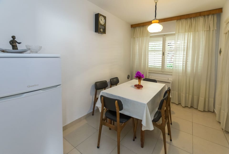 Apartment (A1) | Dining