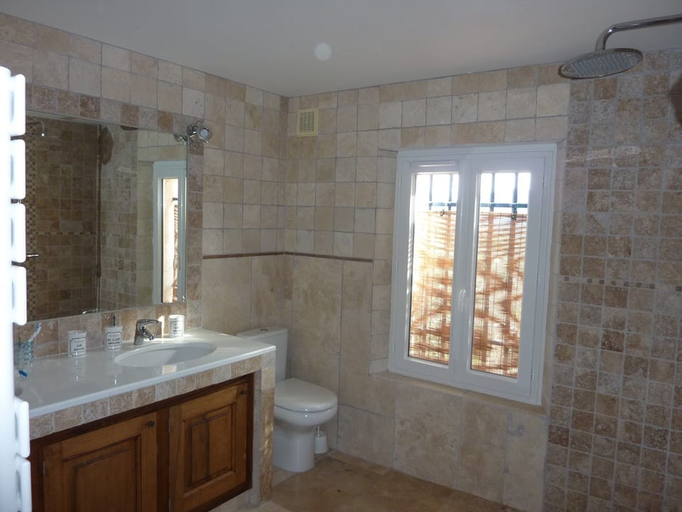 Double Room (Coquelicot) | Bathroom | Shower, free toiletries, hair dryer, towels