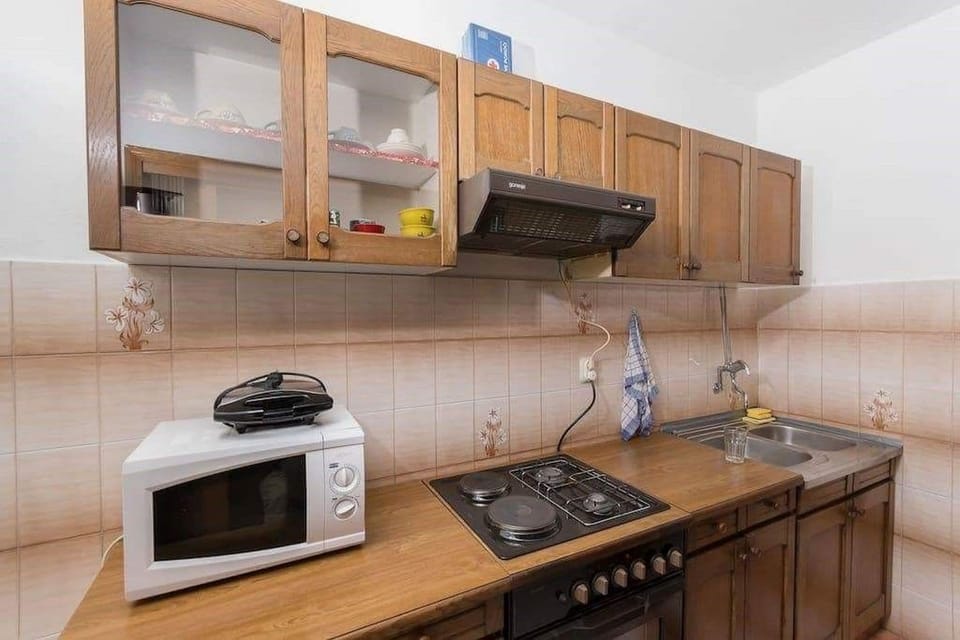 Apartment (A1) | Private kitchen | Fridge, microwave, oven, stovetop