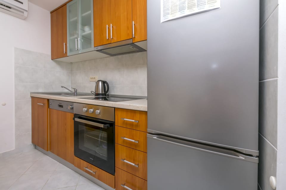 Private kitchen | Fridge, microwave, oven, stovetop