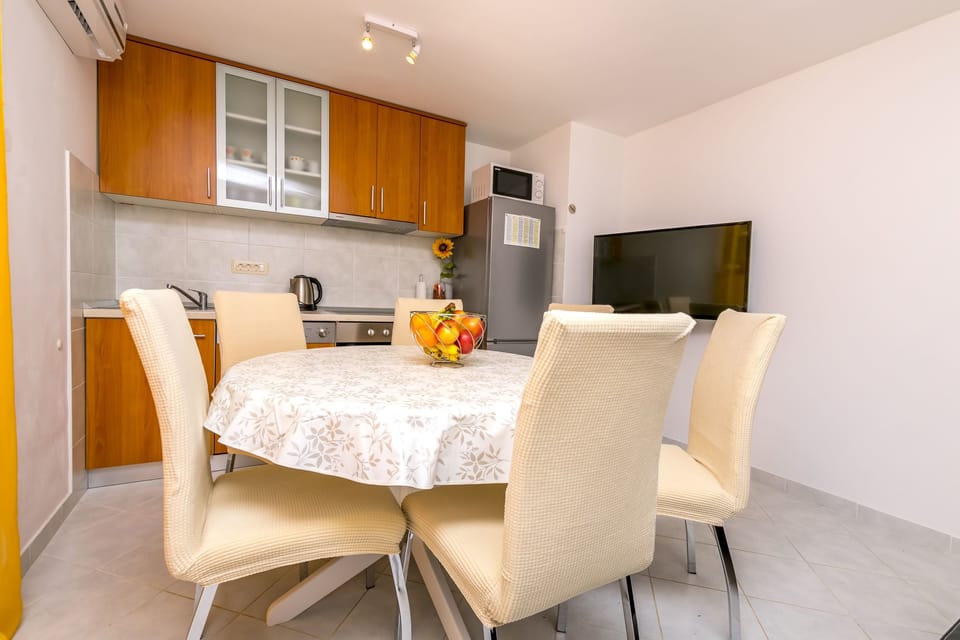 Private kitchen | Fridge, microwave, oven, stovetop