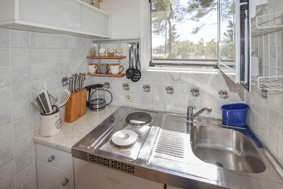 Studio (A1) | Private kitchen | Fridge, stovetop, electric kettle, cookware/dishes/utensils