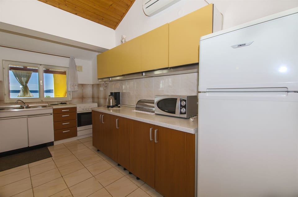 Private kitchen | Fridge, oven, stovetop, espresso maker