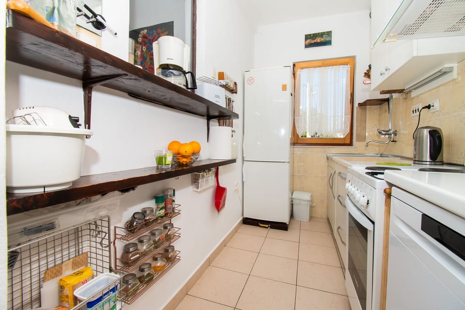 Private kitchen | Fridge, microwave, oven, stovetop