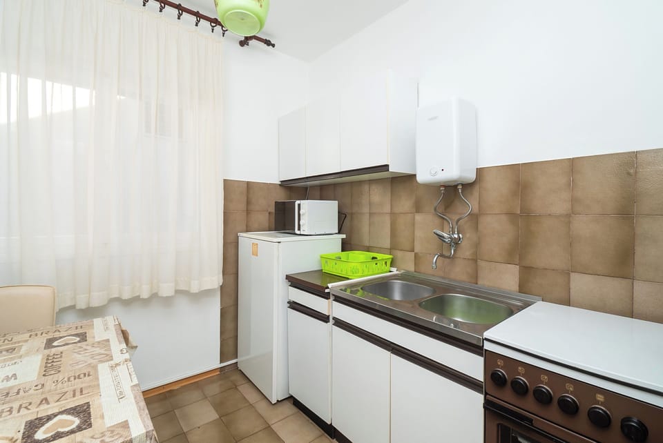 Apartment (A1) | Private kitchen | Fridge, microwave, oven, stovetop