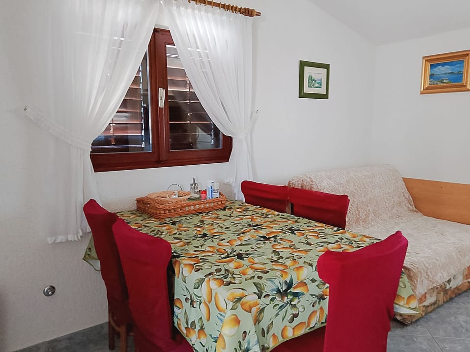 Apartment (A1) | Private kitchen | Fridge, microwave, oven, stovetop