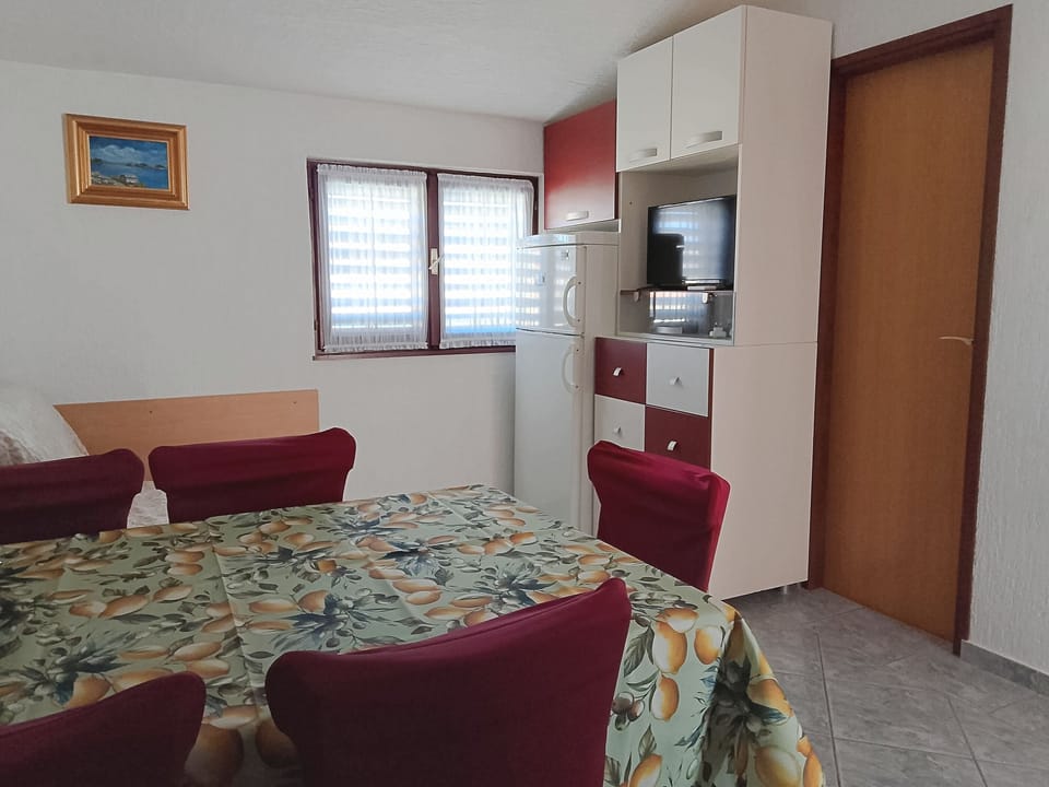 Apartment (A1) | Private kitchen | Fridge, microwave, oven, stovetop