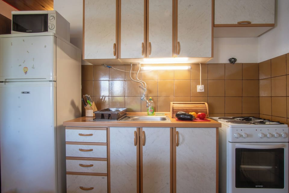 House | Private kitchen | Fridge, oven, stovetop, espresso maker