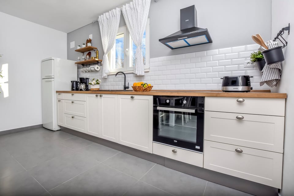 Apartment (A1) | Private kitchen | Fridge, oven, stovetop, dishwasher