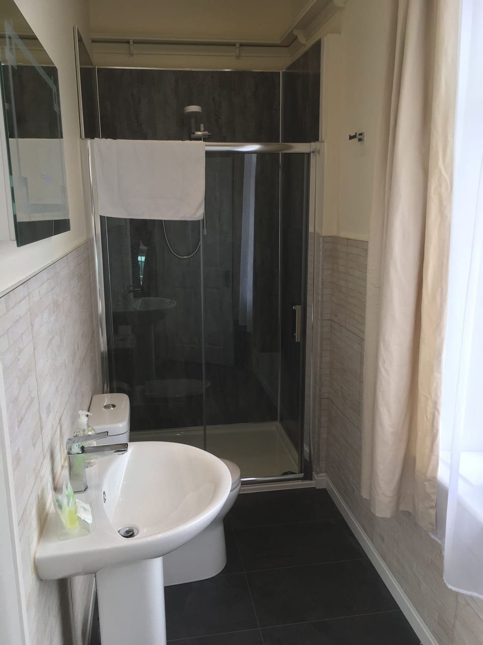 7-King Bay Window Ground Floor | Bathroom | Shower, towels