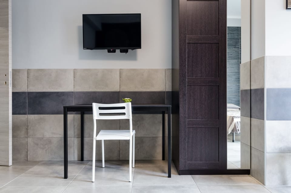 Standard Triple Room | Television