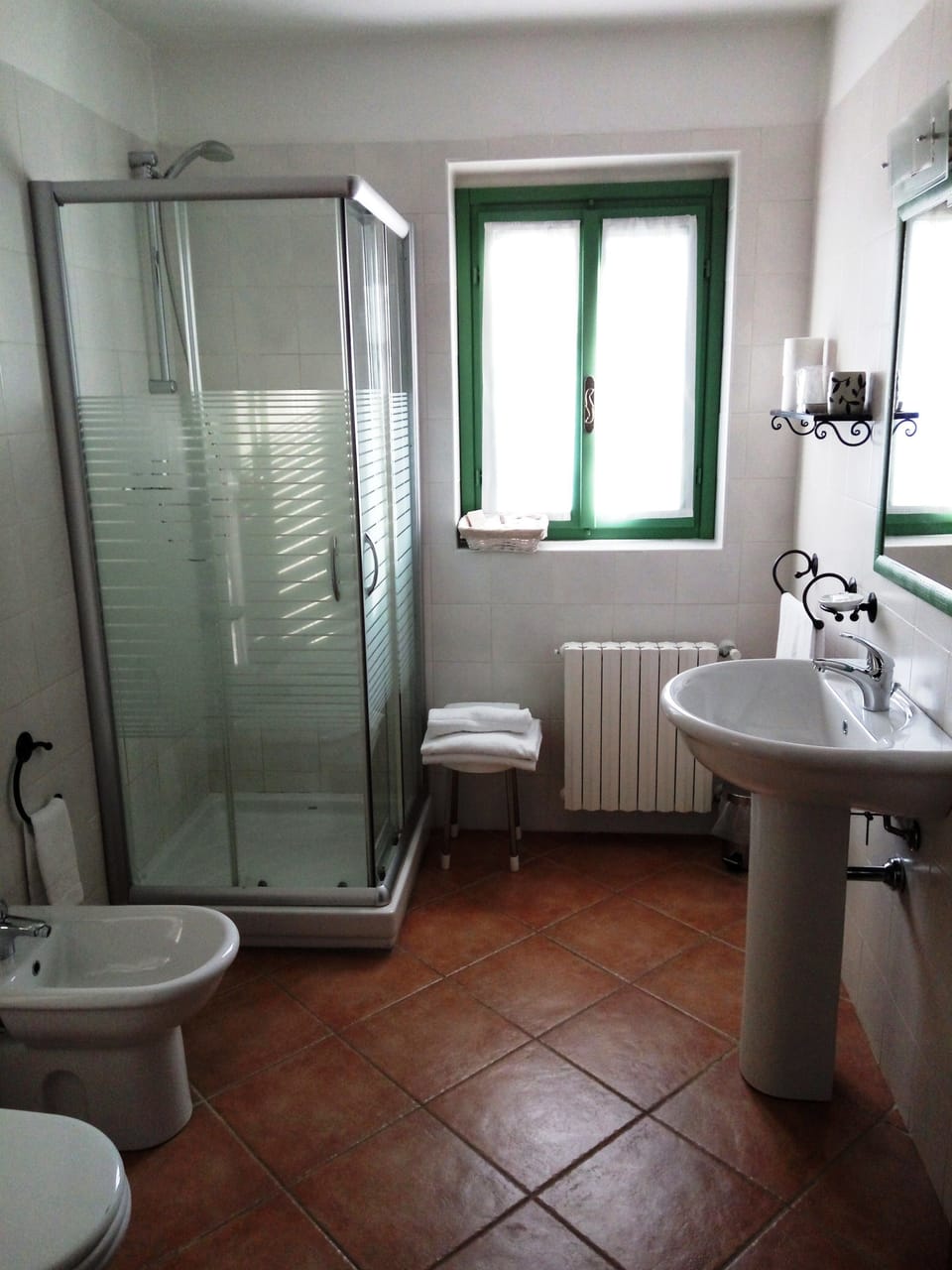 Double Room Apartment | Bathroom | Shower, free toiletries, hair dryer, slippers