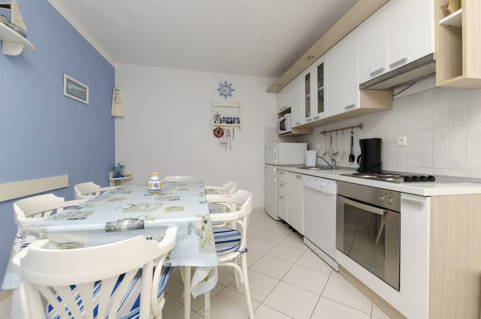 Private kitchen | Fridge, microwave, oven, stovetop