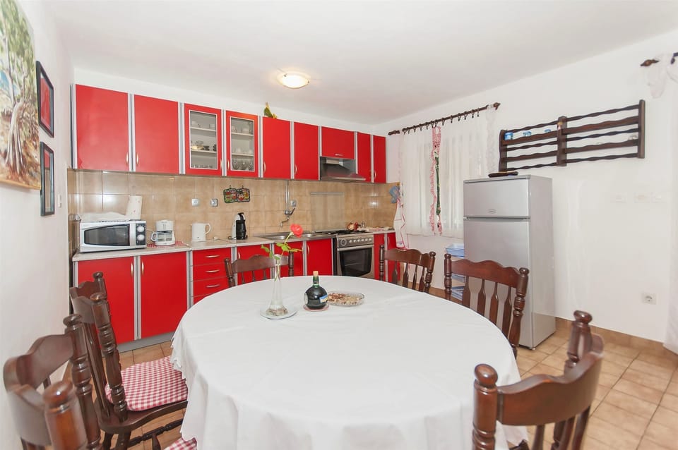 Private kitchen | Fridge, microwave, oven, stovetop