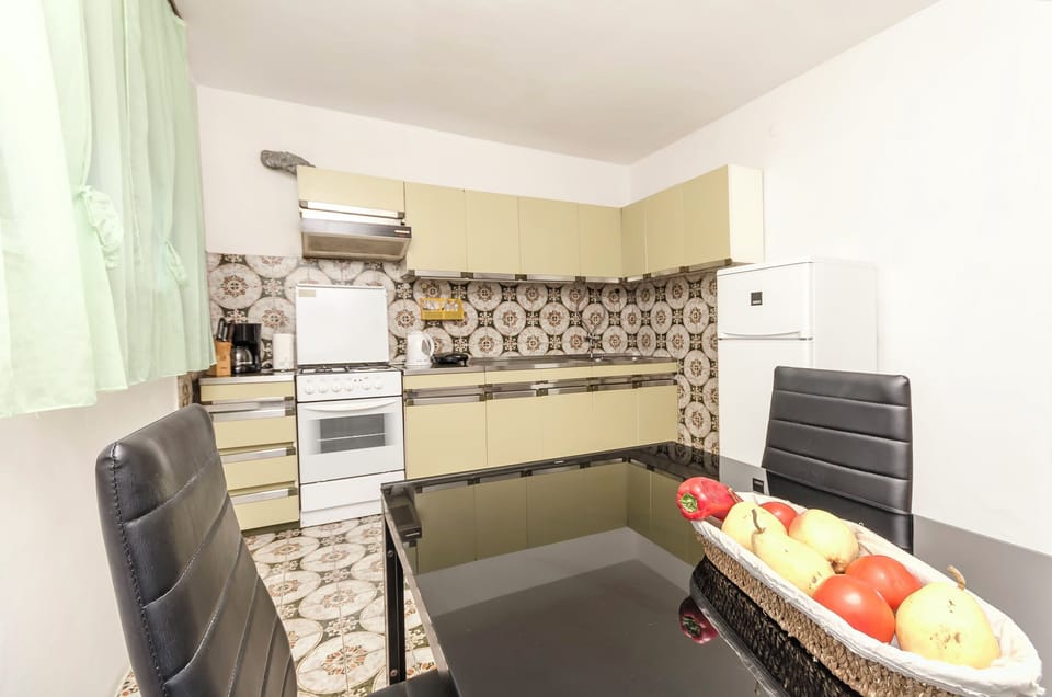 Apartment (A1) | Private kitchen | Fridge, oven, stovetop, espresso maker