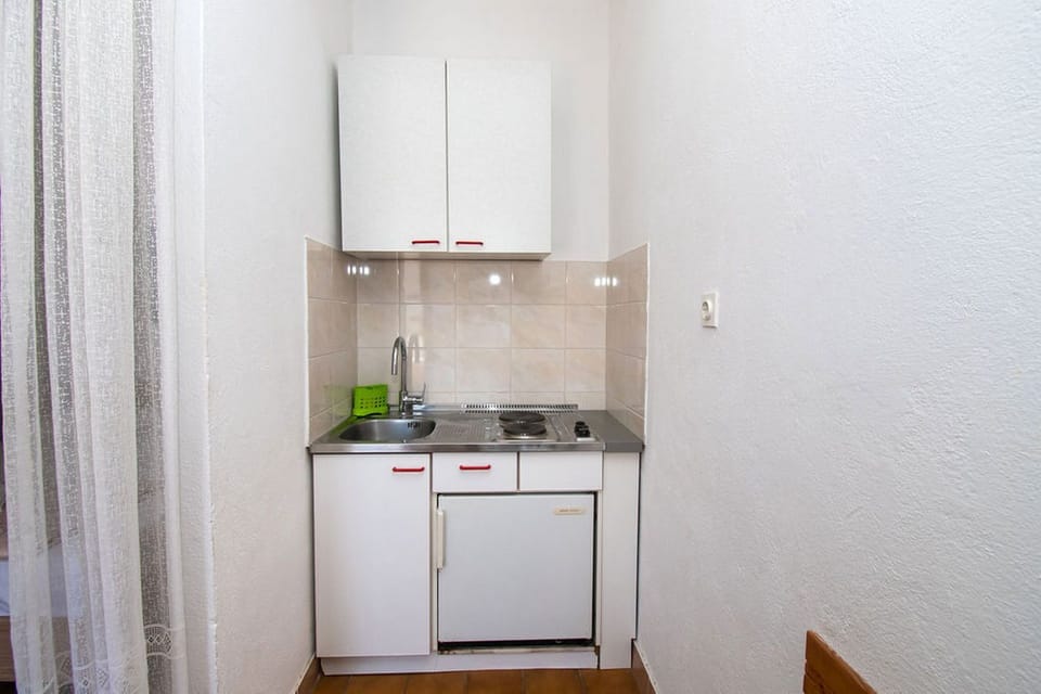 Studio (A2) | Private kitchen | Fridge, stovetop, cookware/dishes/utensils, freezer