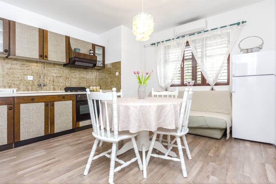 Private kitchen | Fridge, microwave, oven, stovetop