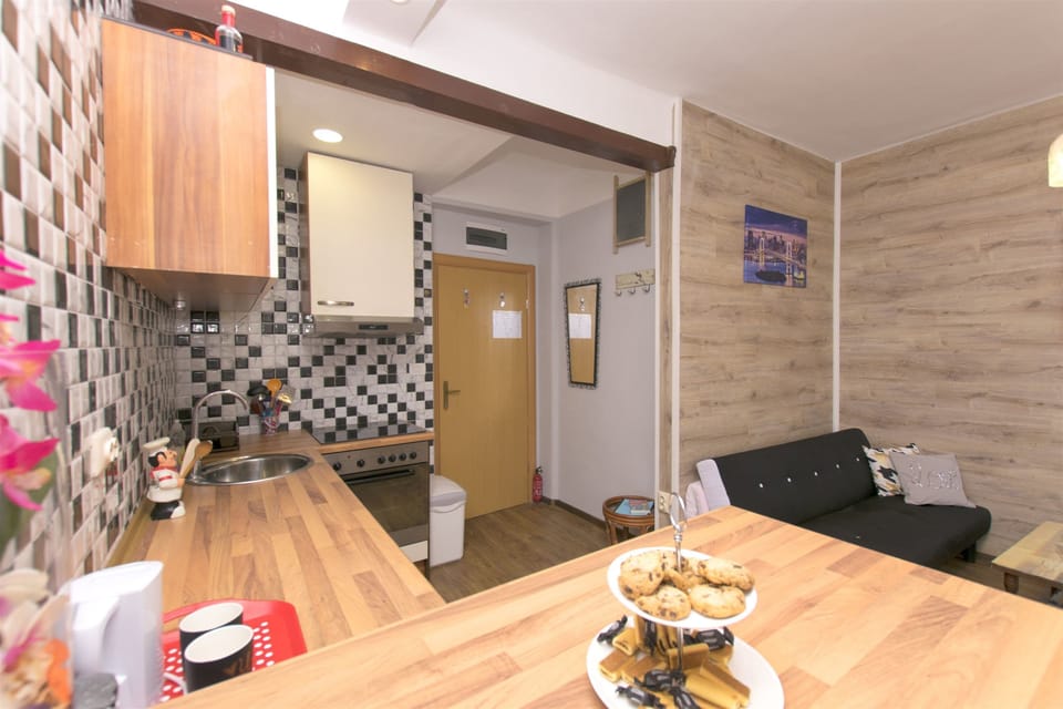 Private kitchen | Fridge, microwave, oven, stovetop