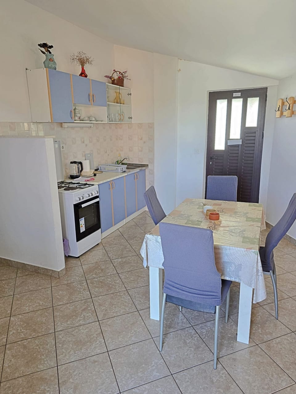 Apartment (A1) | Private kitchen | Fridge, microwave, oven, stovetop