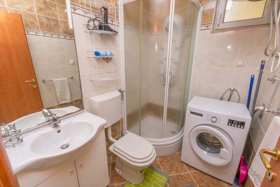 Bathroom | Shower, free toiletries, hair dryer
