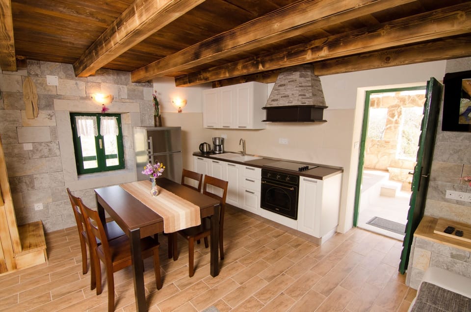 Private kitchen | Fridge, oven, stovetop, espresso maker