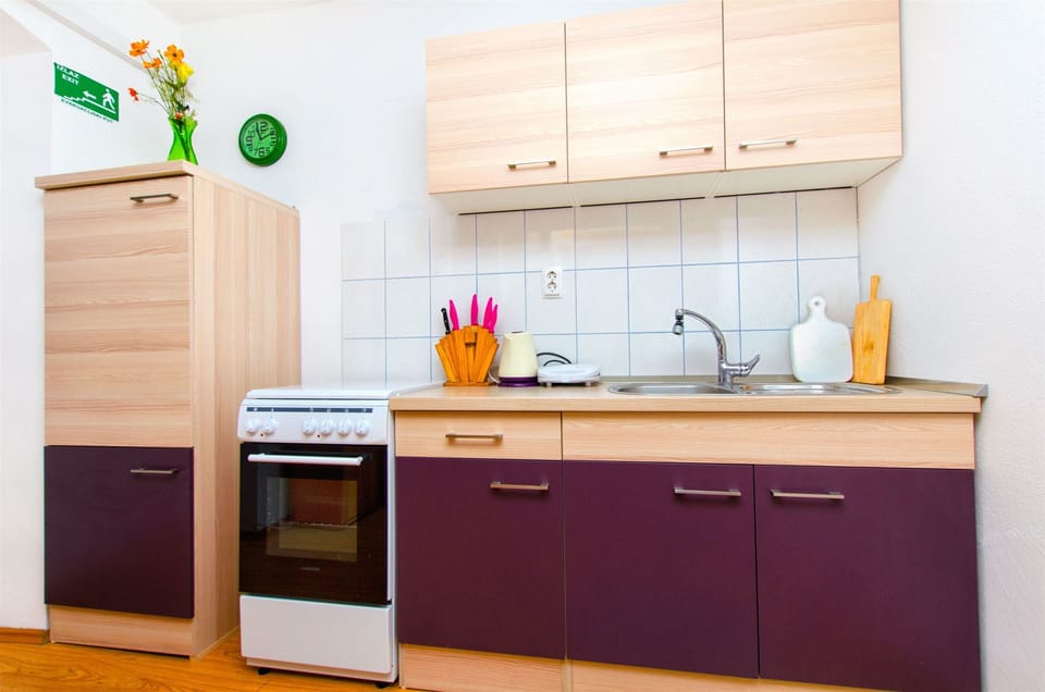 Private kitchen | Fridge, oven, stovetop, electric kettle