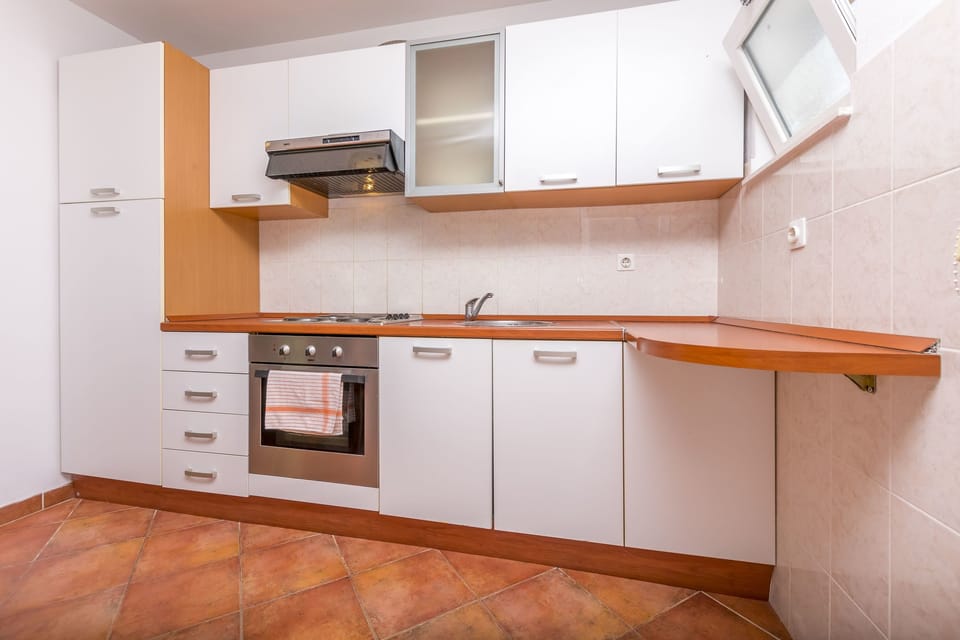 Private kitchen | Fridge, microwave, oven, stovetop