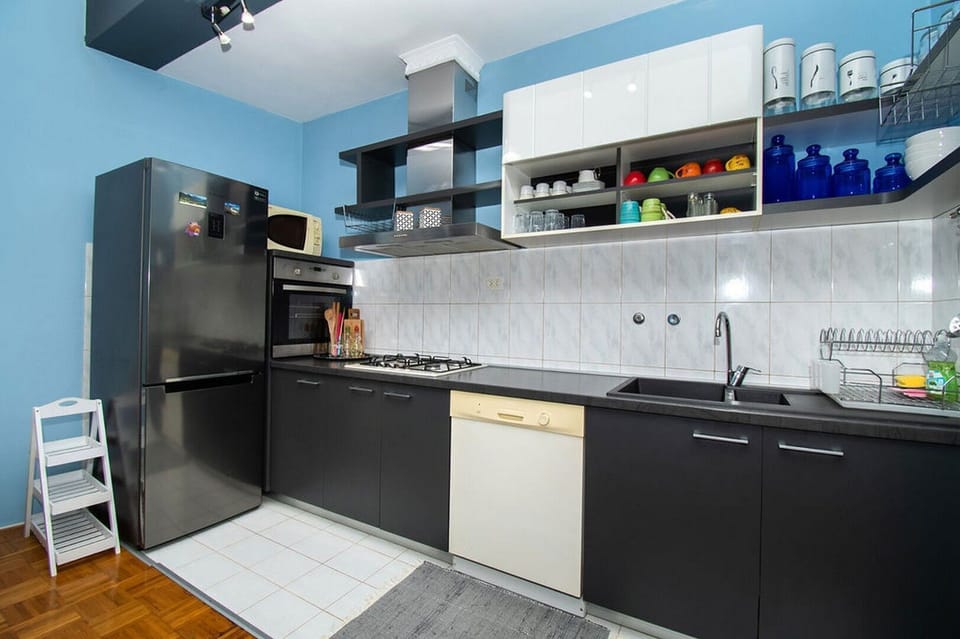 Apartment (A1) | Private kitchen | Fridge, microwave, oven, stovetop