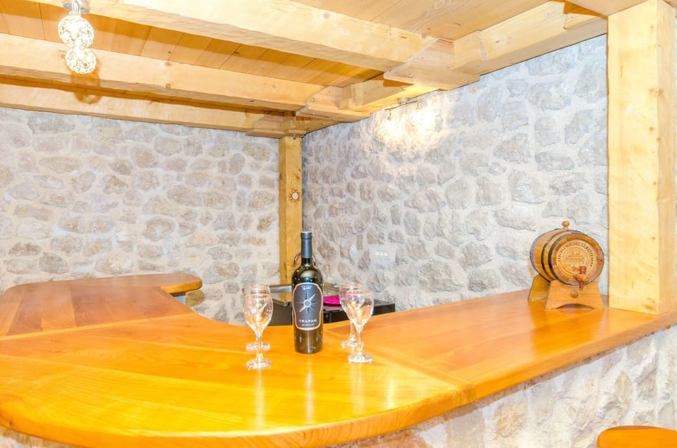 Private kitchen | Fridge, microwave, oven, stovetop