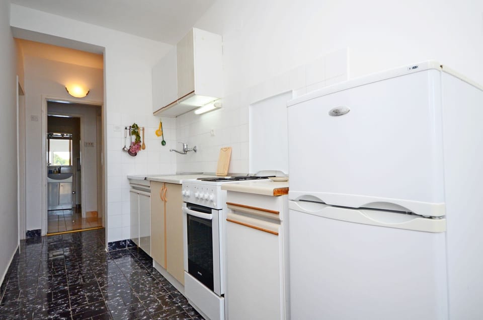 Apartment (A1) | Private kitchen | Fridge, oven, stovetop, espresso maker