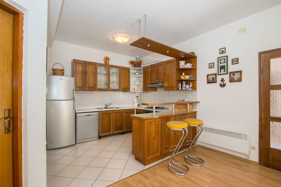 Private kitchen | Fridge, stovetop, dishwasher