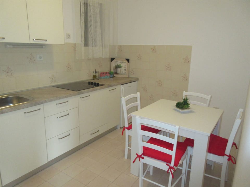 Private kitchen | Fridge, microwave, oven, stovetop