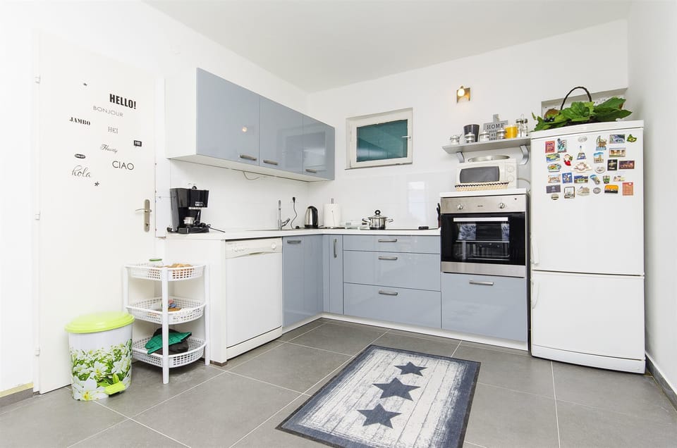 Private kitchen | Fridge, microwave, oven, stovetop
