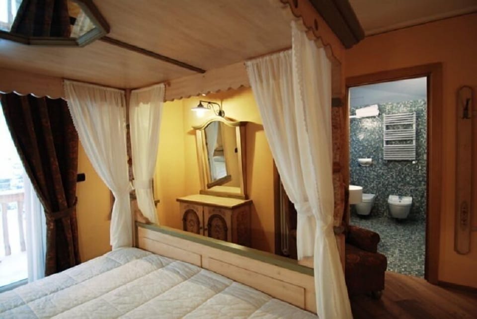 Executive Room | Minibar, in-room safe, desk, free WiFi