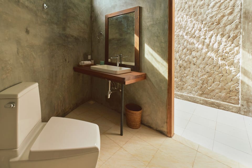 Sea View Deluxe Double Room | Bathroom | Shower, rainfall showerhead, free toiletries, hair dryer