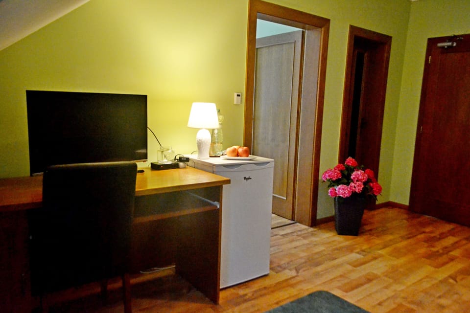 Suite, 1 Bedroom | Desk, free cribs/infant beds, free WiFi, bed sheets